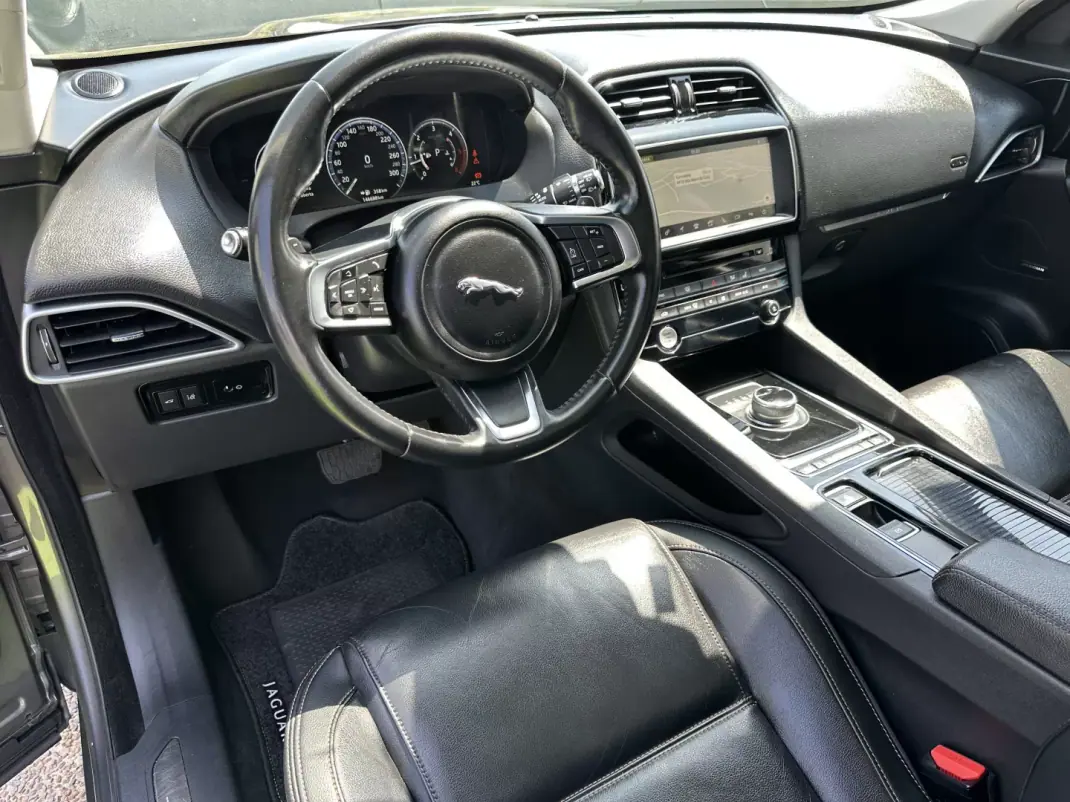 Jaguar F-Pace 2018 - 22500 EUR, 146000 km - 146000km - foto 30 de 69