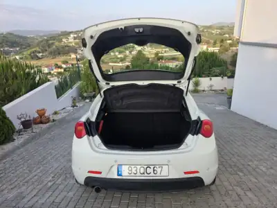 Alfa Romeo Giulietta 2015 - 13500 EUR, 148000 km - AUTO.MOTO.pt - 148000km - foto 29 de 49