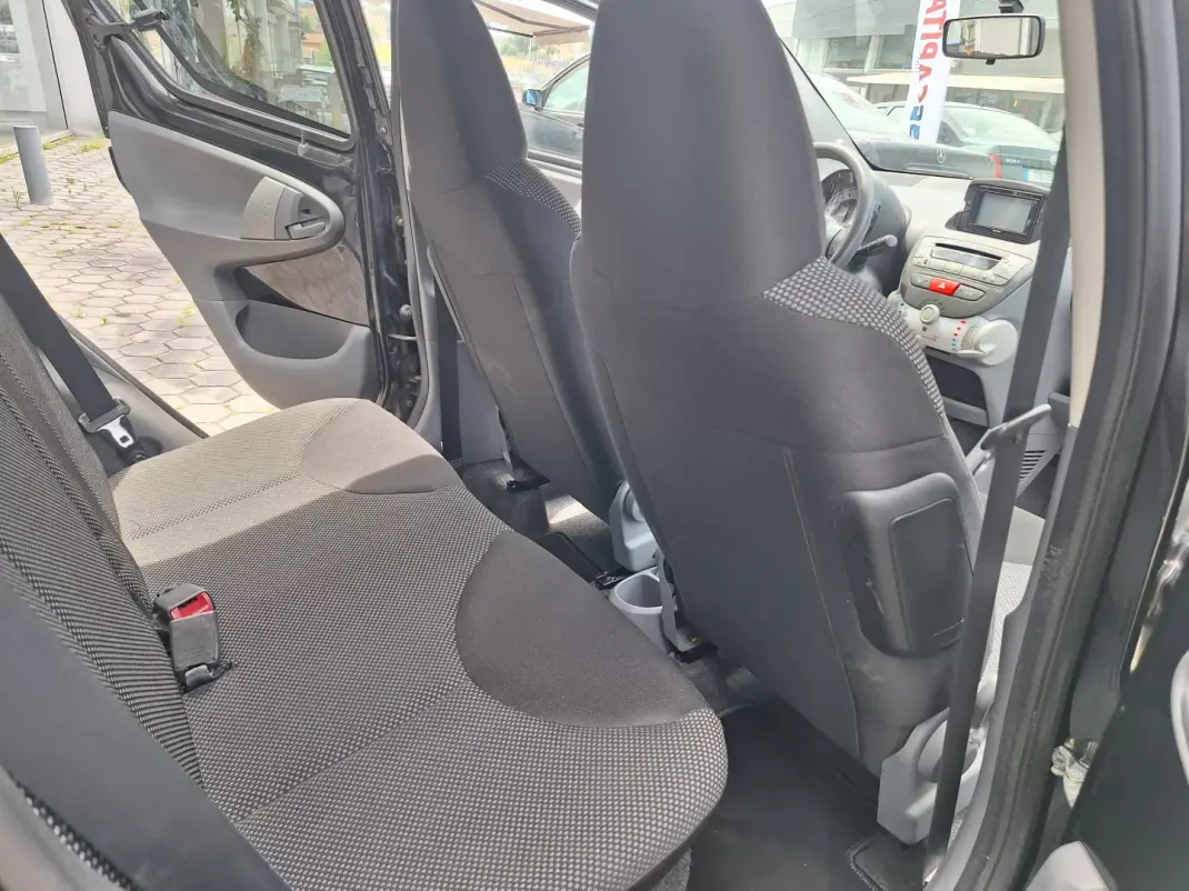 Toyota Aygo 2012 - 5900 EUR, 169000 km - AUTO.MOTO.pt - 169000km - foto 15 de 16