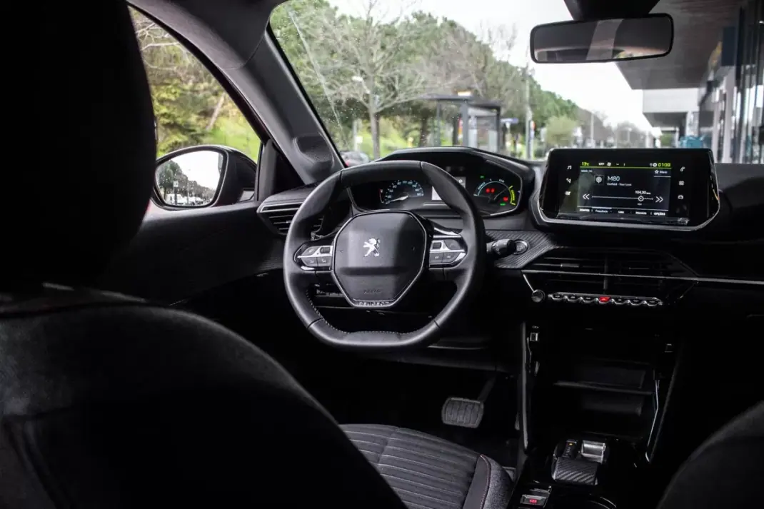 Peugeot e-208 2023 - 17800 EUR, 18457 km - AUTO.MOTO.pt - 18457km - foto 32 de 41