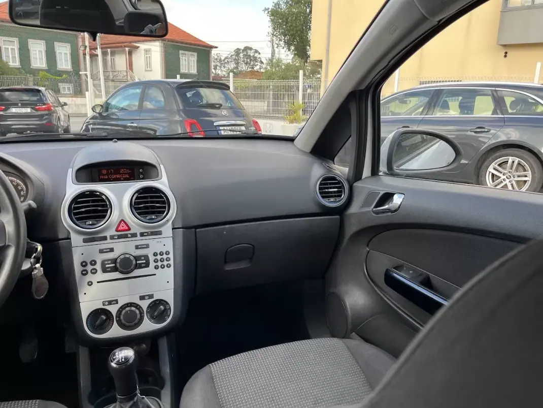 Opel Corsa 2011 - 6450 EUR, 117000 km - AUTO.MOTO.pt - 117000km - foto 13 de 50