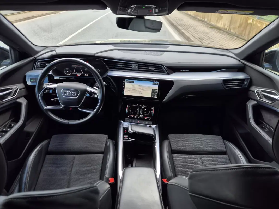 Audi e-tron 2020 - 29000 EUR, 133000 km - AUTO.MOTO.pt - 133000km - foto 13 de 23