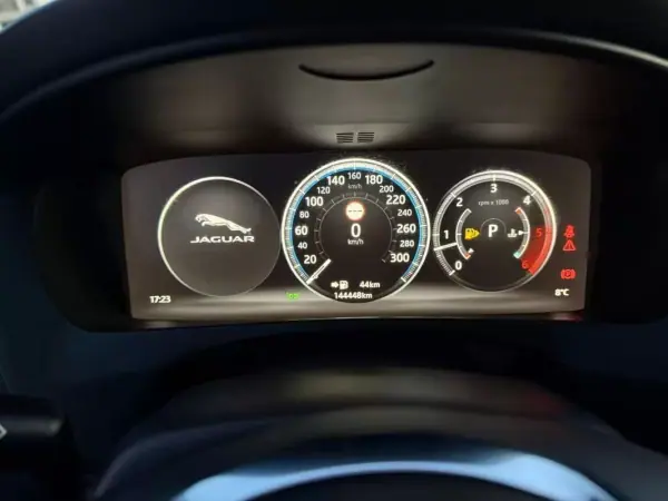 Jaguar F-Pace 2016 - 30999 EUR, 144450 km - AUTO.MOTO.pt - 144450km - foto 29 de 33