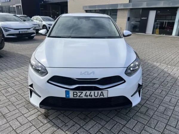 Kia Ceed 2025 - 23900 EUR, 10 km - AUTO.MOTO.pt - 10km - foto 2 de 20
