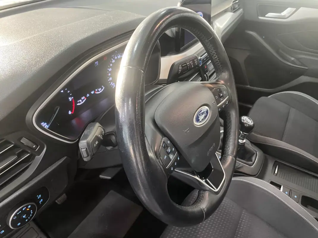 Ford Focus SW 2019 - 12600 EUR, 156868 km - AUTO.MOTO.pt - 156868km - foto 19 de 34