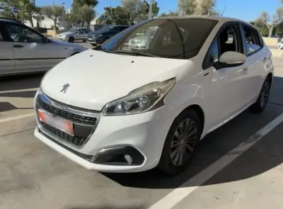 Peugeot 208 2019 - 10990 EUR, 136000 km - foto 1 de 4