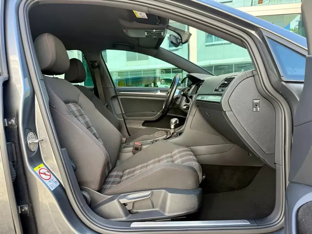 Volkswagen Golf 2019 - 28590 EUR, 102700 km - AUTO.MOTO.pt - 102700km - foto 5 de 38
