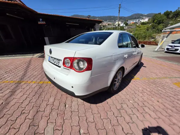 Volkswagen Jetta 2009 - 8750 EUR, 215000 km - AUTO.MOTO.pt - 215000km - foto 2 de 6