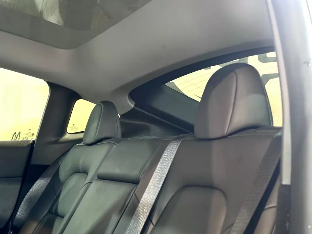 Tesla Model Y 2023 - 42900 EUR, 41470 km - AUTO.MOTO.pt - 41470km - foto 15 de 35