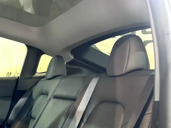 Tesla Model Y 2023 - 42900 EUR, 41470 km - AUTO.MOTO.pt - 41470km - foto 15 de 35