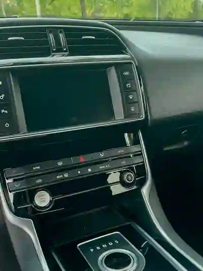 Jaguar XE 2016 - 16990 EUR, 154999 km - AUTO.MOTO.pt - 154999km - foto 9 de 13