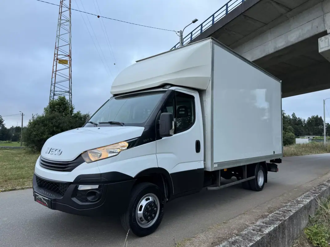 Iveco DAILY 35-140 CONTENTOR E PLATAFORMA 2018 - 29990 EUR, 81000 km - AUTO.MOTO.pt - 81000km - foto 1 de 28