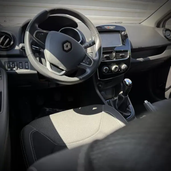 Renault Clio 2017 - 9900 EUR, 145000 km - AUTO.MOTO.pt - 145000km - foto 11 de 12