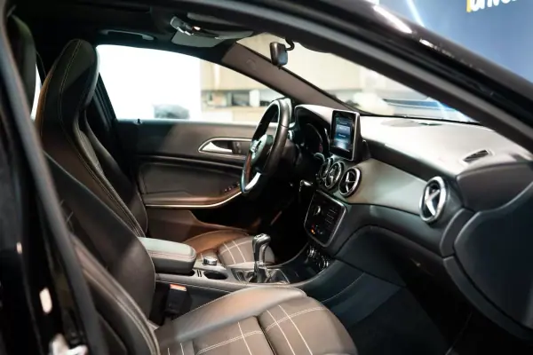 Mercedes-Benz GLA 180 2017 - 20900 EUR, 228238 km - AUTO.MOTO.pt - 228238km - foto 13 de 22