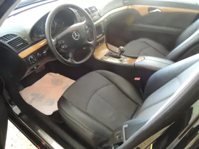 Mercedes-Benz E 220 2006 - 9950 EUR, 281100 km - AUTO.MOTO.pt - 281100km - foto 10 de 16