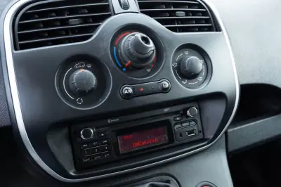 Renault Kangoo 2017 - 7900 EUR, 330000 km - AUTO.MOTO.pt - 330000km - foto 7 de 10