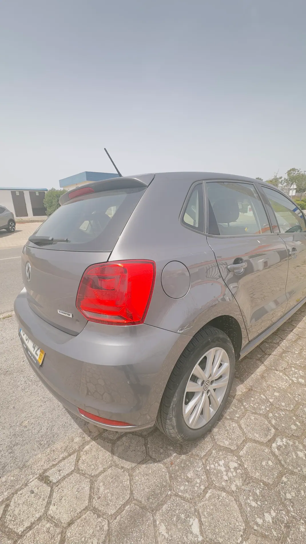 Volkswagen Polo 2017 - 9500 EUR, 61900 km - AUTO.MOTO.pt - 61900km - foto 4 de 16