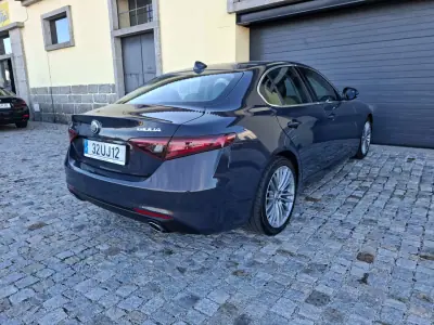 Alfa Romeo Giulia 2018 - 19990 EUR, 123965 km - AUTO.MOTO.pt - 123965km - foto 5 de 17
