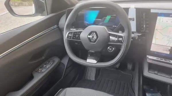 Renault Mégane E-Tech 2024 - 39000 EUR, 15500 km - AUTO.MOTO.pt - 15500km - foto 17 de 33