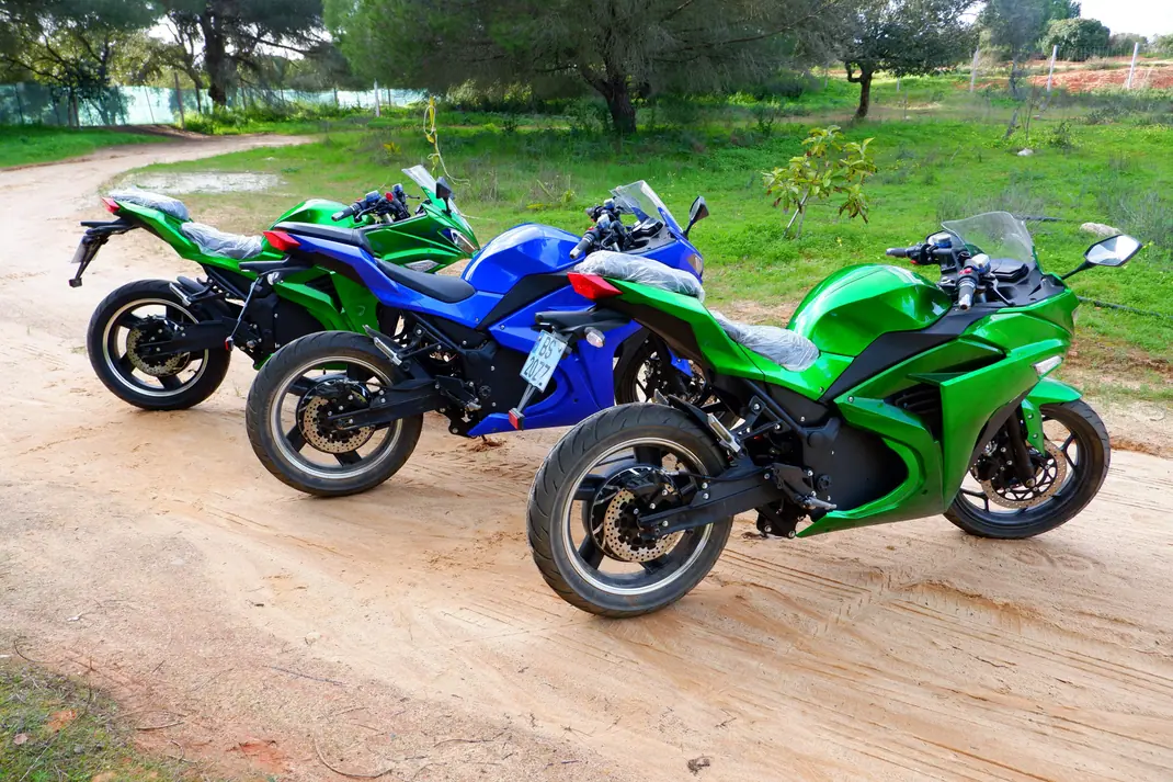 Kawasaki Ninja 400 2025 - 8610 EUR, 2 km - AUTO.MOTO.pt - 2km - foto 3 de 15