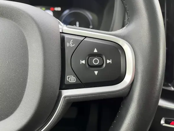 Volvo XC 60 2020 - 32750 EUR, 141000 km - AUTO.MOTO.pt - 141000km - foto 16 de 51