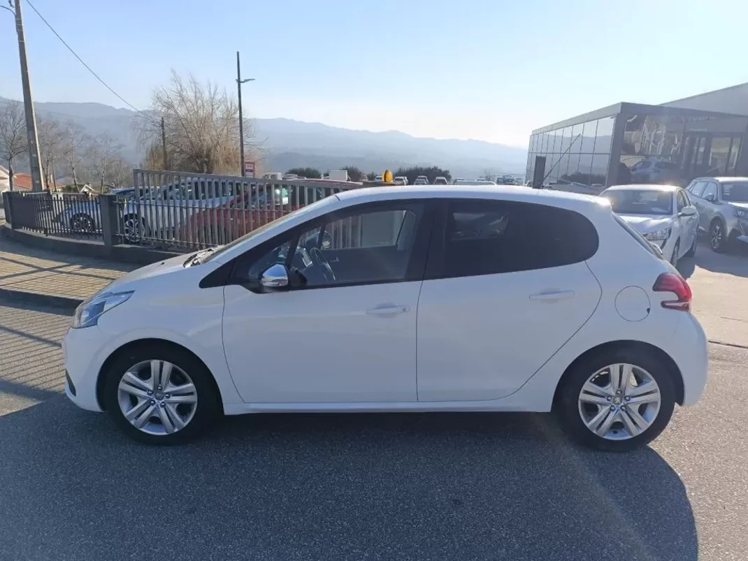 Peugeot 208 2017 - 11500 EUR, 81000 km - AUTO.MOTO.pt - 81000km - foto 1 de 24