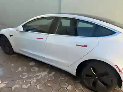 Tesla Model 3 2019 - 24000 EUR, 154000 km - AUTO.MOTO.pt - 154000km - foto 4 de 8