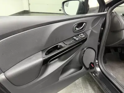 Renault Clio Sport Tourer 2014 - 7750 EUR, 199000 km - AUTO.MOTO.pt - 199000km - foto 12 de 16