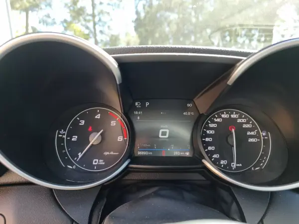 Alfa Romeo Giulia 2018 - 26900 EUR, 97500 km - AUTO.MOTO.pt - 97500km - foto 8 de 13