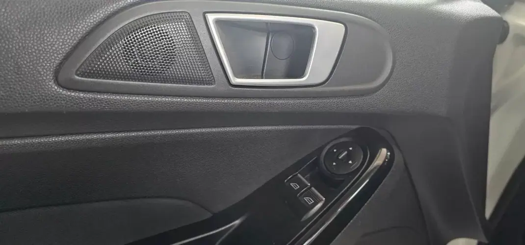 Ford Fiesta 2015 - 6990 EUR, 185000 km - AUTO.MOTO.pt - 185000km - foto 10 de 17