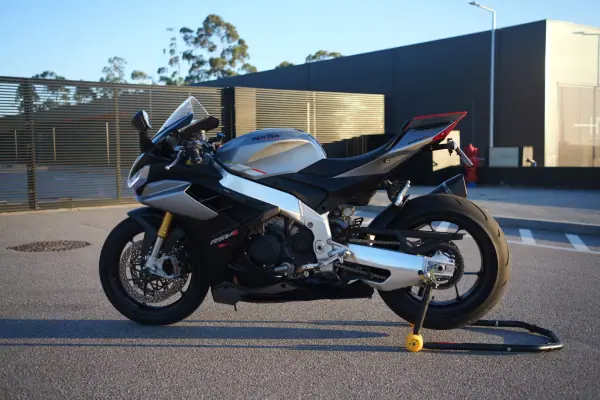 Aprilia RSV 1000 R 2023 - 18750 EUR, 12000 km - AUTO.MOTO.pt - 12000km - foto 11 de 20