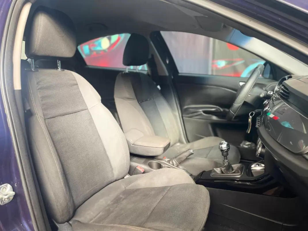 Alfa Romeo Giulietta 2011 - 8750 EUR, 197000 km - AUTO.MOTO.pt - 197000km - foto 25 de 35