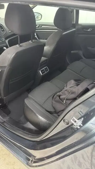 Renault Mégane 2019 - 7000 EUR, 310000 km - AUTO.MOTO.pt - 310000km - foto 5 de 7
