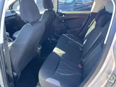 Peugeot 208 2014 - 11950 EUR, 143371 km - AUTO.MOTO.pt - 143371km - foto 9 de 12