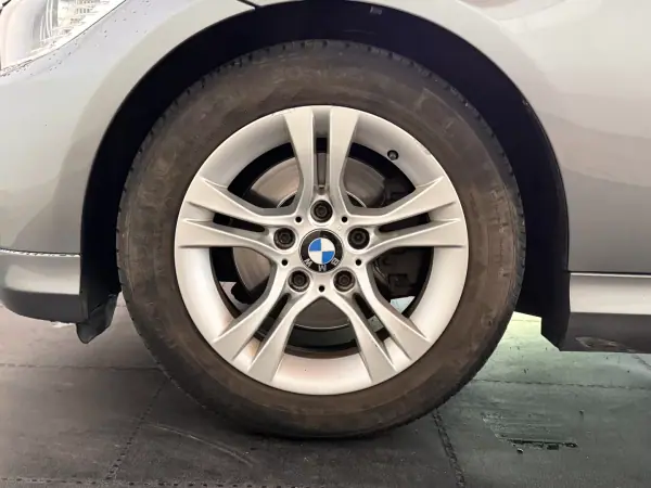 BMW 318 2009 - 10900 EUR, 110942 km - AUTO.MOTO.pt - 110942km - foto 9 de 25