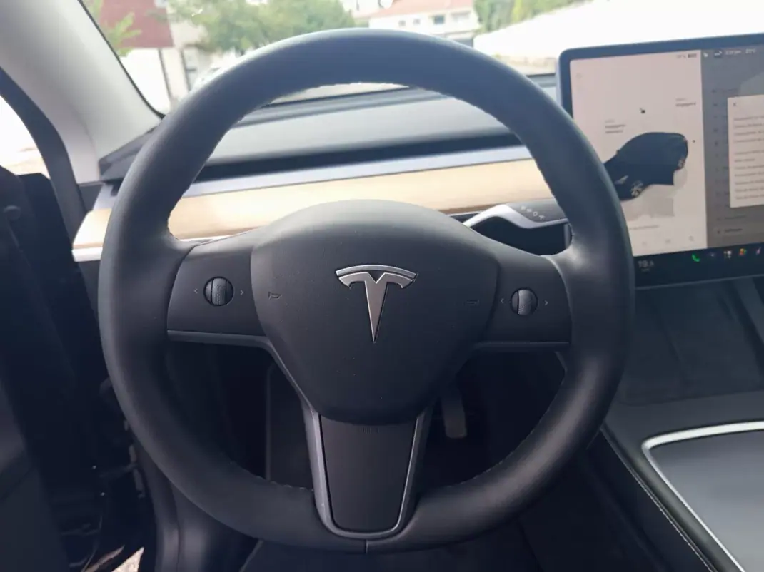 Tesla Model Y 2022 - 33990 EUR, 101500 km - 101500km - foto 15 de 18