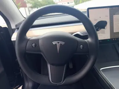 Tesla Model Y 2022 - 33990 EUR, 101500 km - 101500km - foto 15 de 18