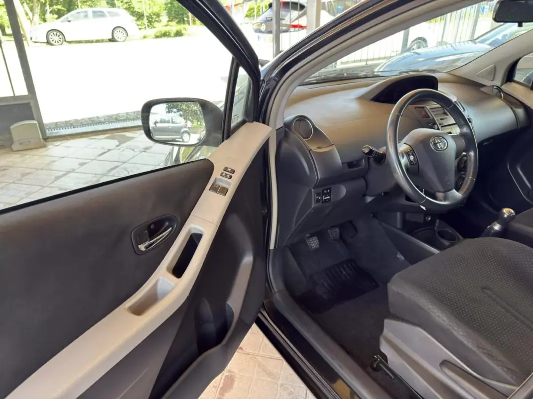 Toyota Yaris 2010 - 5500 EUR, 207295 km - AUTO.MOTO.pt - 207295km - foto 14 de 26