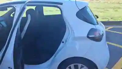 Renault Zoe 2020 - 12700 EUR, 78500 km - AUTO.MOTO.pt - 78500km - foto 3 de 13