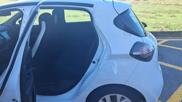 Renault Zoe 2020 - 12700 EUR, 78500 km - AUTO.MOTO.pt - 78500km - foto 3 de 13
