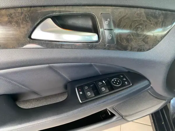 Mercedes-Benz CLS 250 2011 - 18500 EUR, 199900 km - AUTO.MOTO.pt - 199900km - foto 37 de 43
