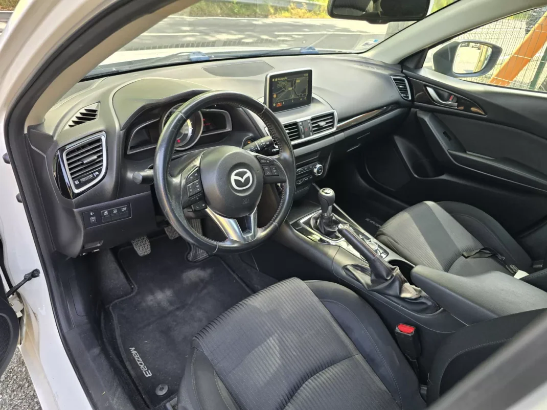 Mazda 3 2017 - 15900 EUR, 113000 km - AUTO.MOTO.pt - 113000km - foto 2 de 7