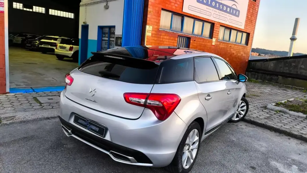 Citroën DS5 2012 - 10900 EUR, 184000 km - AUTO.MOTO.pt - 184000km - foto 2 de 17
