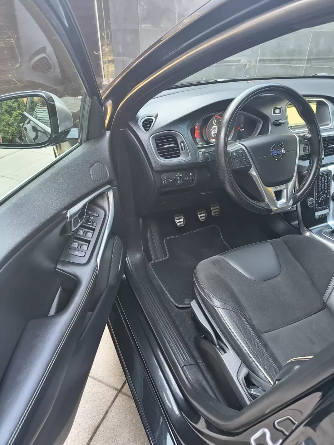 Volvo V40 2015 - 13900 EUR, 181000 km - AUTO.MOTO.pt - 181000km - foto 9 de 28