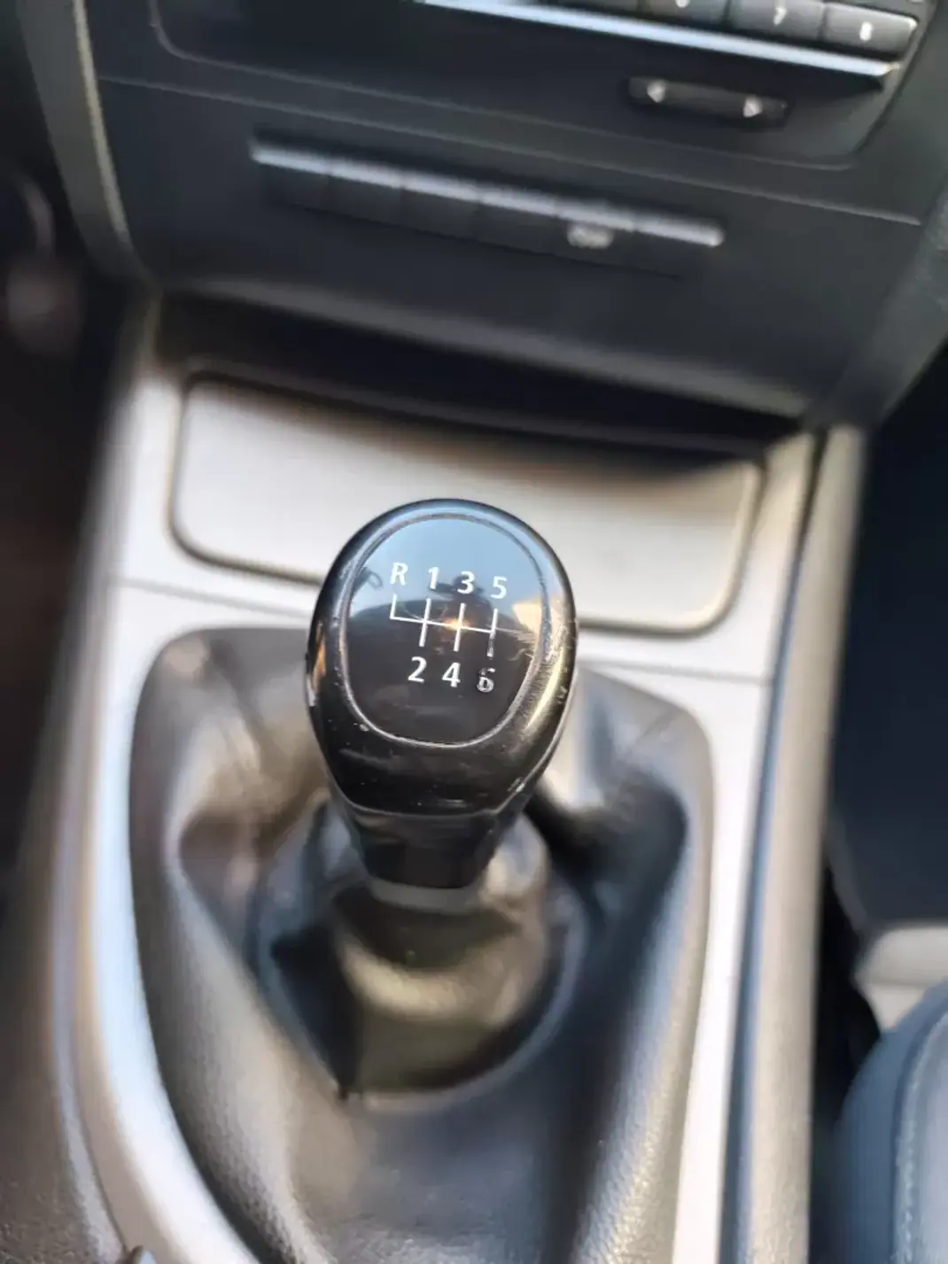 BMW 118 2008 - 7350 EUR, 221000 km - AUTO.MOTO.pt - 221000km - foto 10 de 11