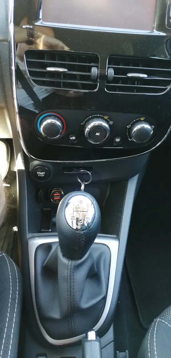 Renault Clio 2014 - 7000 EUR, 270000 km - AUTO.MOTO.pt - 270000km - foto 7 de 10