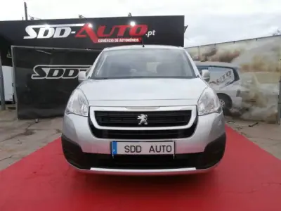 Peugeot Partner 2016 - 12900 EUR, 211456 km - AUTO.MOTO.pt - 211456km - foto 2 de 31
