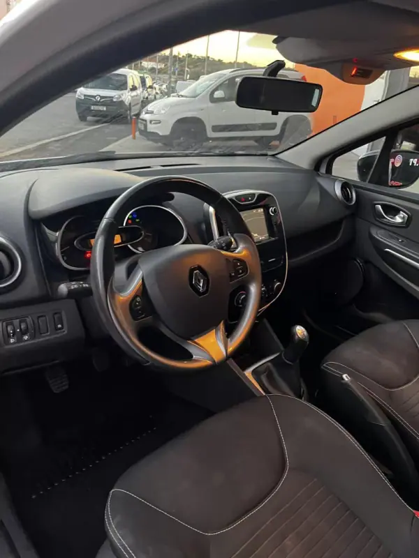 Renault Clio Sport Tourer 2016 - 10900 EUR, 138639 km - AUTO.MOTO.pt - 138639km - foto 3 de 21
