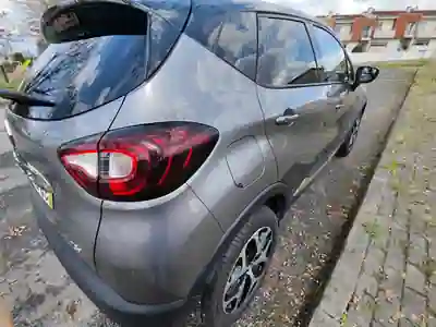 Renault Captur 2017 - 11000 EUR, 143000 km - AUTO.MOTO.pt - 143000km - foto 9 de 22