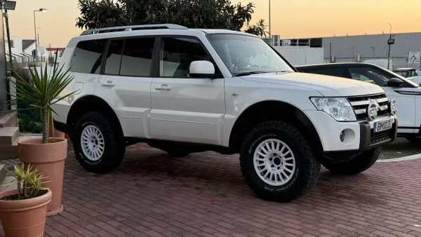 Mitsubishi Pajero 2010 - 29990 EUR, 215000 km - AUTO.MOTO.pt - 215000km - foto 16 de 38